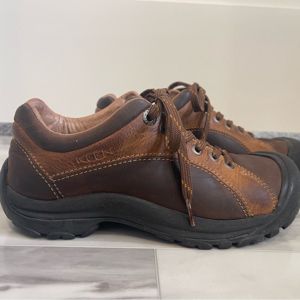 Women’s Keen leather shoe